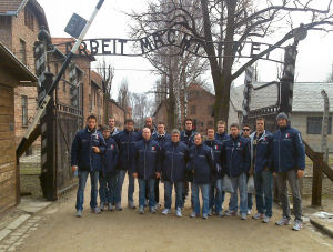 Il rientro in Italia slitta di una decina di ore. La Trentino Volley visita i campi di concentramento di Auschwitz