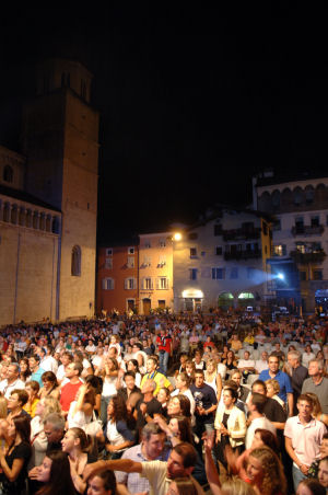Oltre 3000 persone in Piazza Duomo per