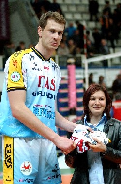 La maglia di Alexei Kazakov allíasta ìCuore díAtletaî per beneficenza su ebay.