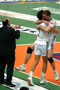 L'Itas Diatec Trentino vince gara 2 al tie break, mercoledì a Modena lo spareggio