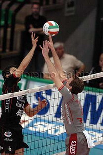 Itas Diatec Trentino battuta 3 a 0 in gara 1 di semifinale scudetto dalla Sisley. MartedÏ alle 17.30 gara 2 al PalaTrento