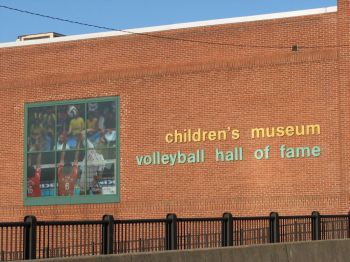 Un'immagine di Kaziyski in maglia trentina sulle vetrate della Volleyball Hall of Fame di Holyoke