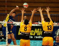 Prima giornata dei quarti della Final Eight di Coppa Italia Vismara Cup, vincono 3 a 0 sia Kerakoll che Sisley.