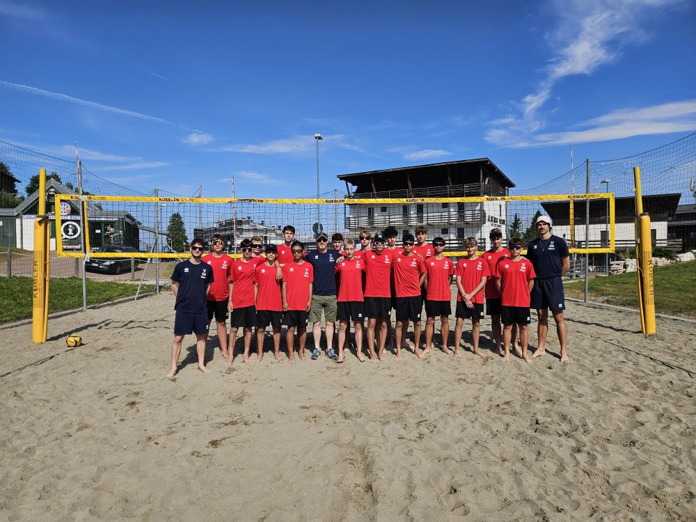 Al lavoro sui campi da beach insieme ad Adriano Di Pinto assistant coach gialloblu